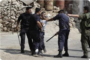 Abbas'a bağlı güçler Batı Yaka'da işgalci adına Filistinli gençleri gözaltına alıp sorguluyor.