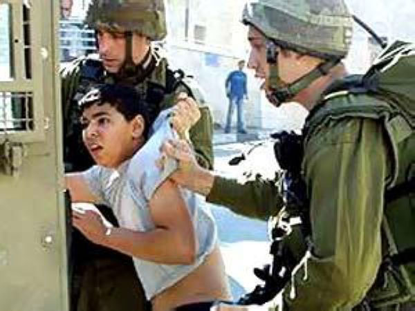 Arap Kıyafeti Giyen Katil İsrail Askerleri Filistinli 9 Çocuğu Gözaltına Aldı