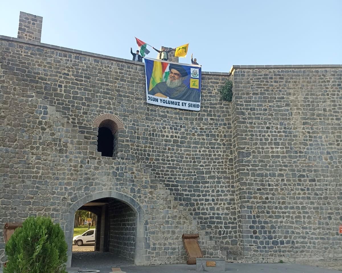 Diyarbakır'ın Tarihi Surlarına Şehid Nasrallah'ın Posteri Asıldı (Video)