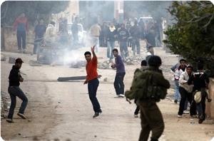 El-Arrub Mülteci Kampı'nda İşgal Askerleriyle Filistinli Gençler Çatıştı