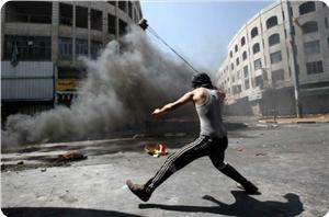 Filistinli Gençler El-Halil'de İşgal Askerlerine Boru Tipi Bomba Attı