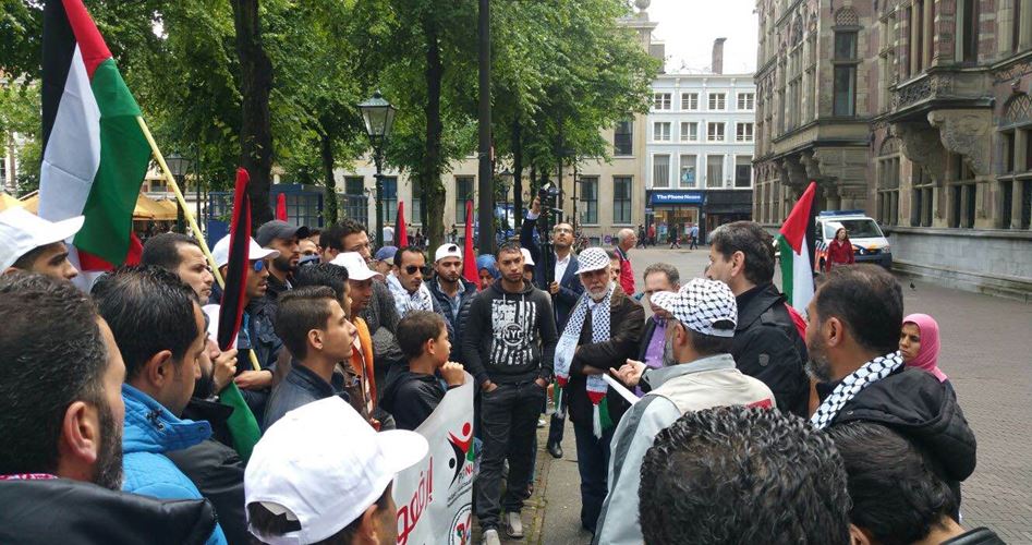 Filistinliler Hollanda Parlamentosu Önünde Gösteri Düzenledi