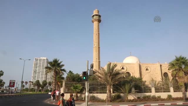 Gasıp Rejim Yafa'da Caminin Kapısına İşgal Rejimi Bayrağı Astı