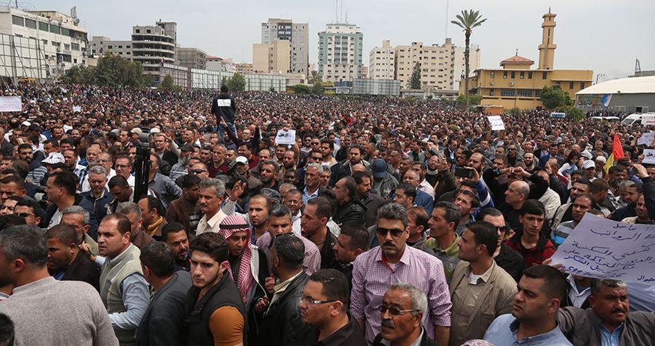 Gazze’de Binlerce Memur Elhamdallah Hükümetinin İstifa Etmesini İstedi