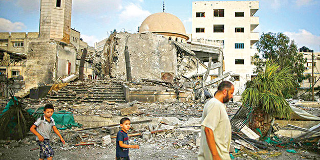 Gazze'de Cami Enkazları Üzerinde Teravih Namazı Kılınıyor