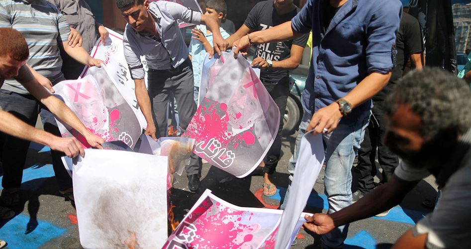 Gazzeli Gençler Siyonist Lider Peres’in Posterlerini Yaktı