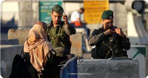 İşgal Güçleri Filistinli Gençleri Durdurup Cep Telefonlarını Kontrol Etti