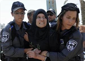 İşgal güçleri Filistinli kadınların Mescidi Aksa'da hareketlerini kısıtlıyor