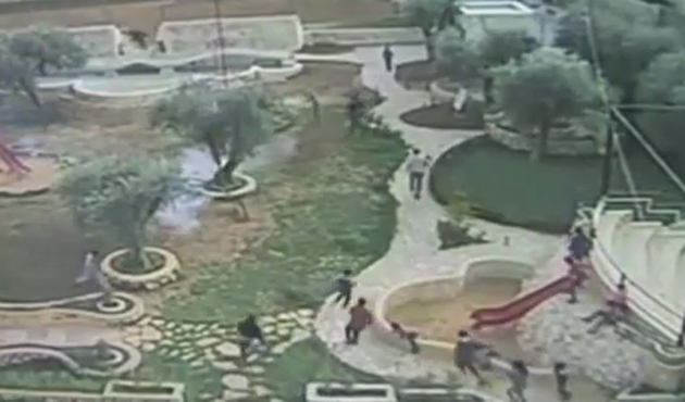 İsrail Filistin'de çocuk parkına bibergazı attı | VIDEO