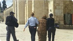 Kadın Polisler, Mescid-i Aksa'da Nöbet Tutan Kadınları Gözaltına Alıyor