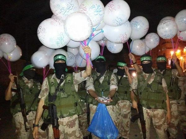 Kassam Tugayları Çocuklara Balon Dağıttı