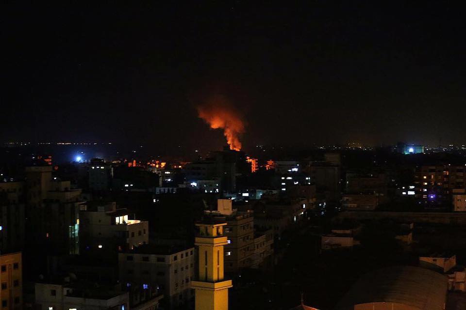 Katil İsrail Gazze'yi Gece Boyunca Bombaladı