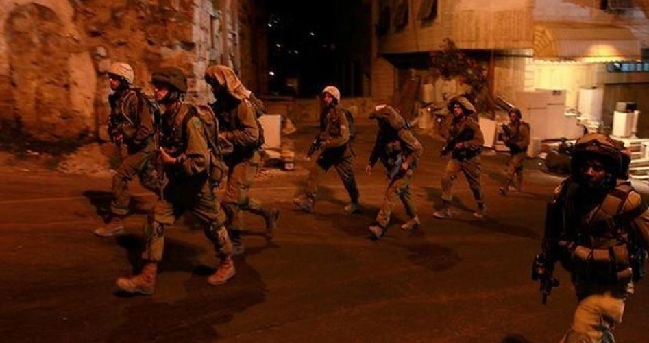Katil Siyonist Ordu Özel Kuvvetleri Ramallah'ta Bir Genci Gözaltına Aldı