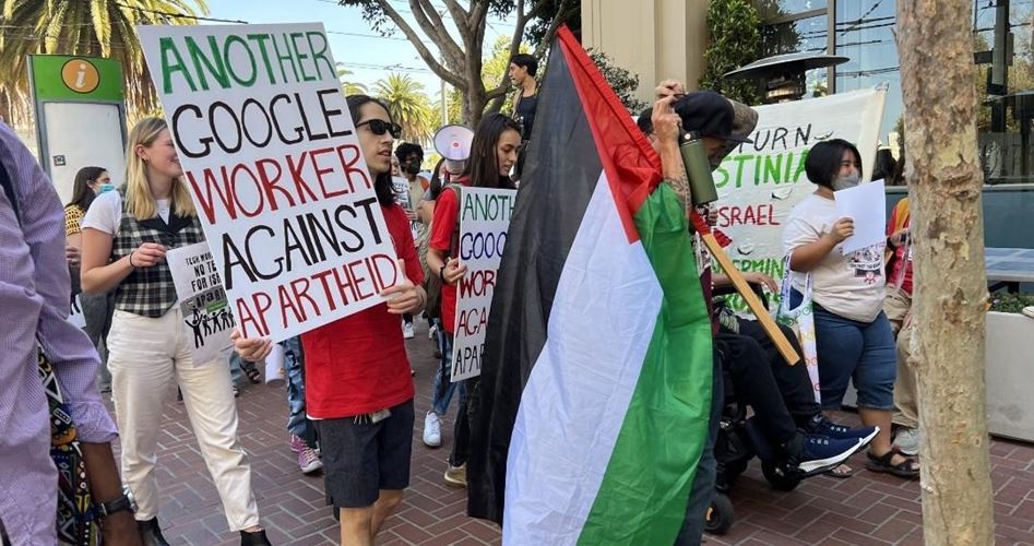 Korsan İsrail'e Destek Veren Google ve Amazon Şirketlerinin Önünde Protesto Gösterisi Düzenlendi