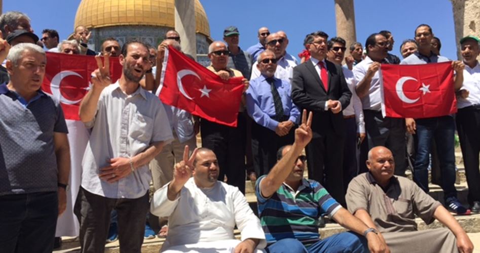 Kudüs Halkı Türkiye'deki Başarısız Darbeyi Telin Etmek İçin Mescidi Aksa’da Eylem Yaptı