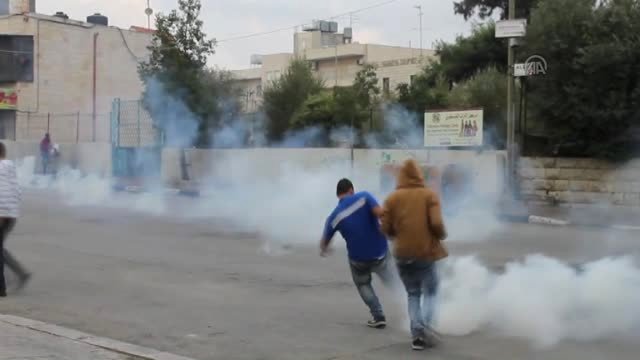 Kudüs’ün Ebu Dis Beldesinde Siyonist Askerlerle Filistinli Gençler Çatıştı