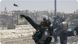 Siyonist Askerler El-Halil'de Filistinli Çocukları Darp Etti