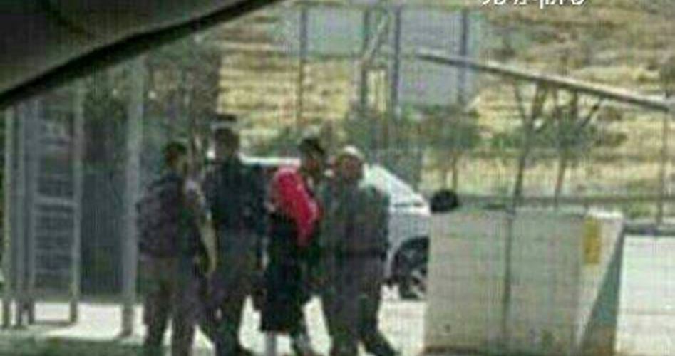 Siyonist Askerler Filistinli Bir Kızı Gözaltına Aldı