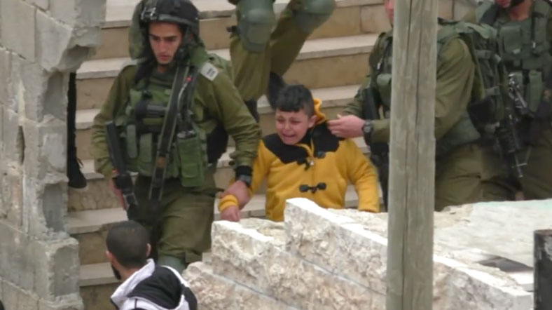 Siyonist Askerler Filistinli Çocuğa Vahşice Davrandı (VİDEO)