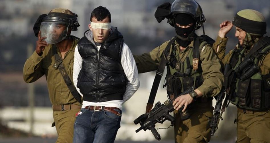 Siyonist Askerler Kalkiliya'da Filistinli Bir Genci Gözaltına Aldı