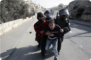 Siyonist Askerler Kudüs'te Bir Çocuğu Gözaltına Aldı