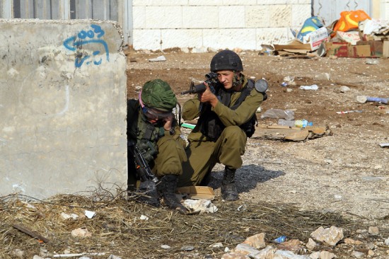 Siyonist Askerler Ramallah'ta Gerçek Mermilerle Saldırdı