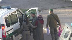 Siyonist Askerler Yanında Bıçak Taşıyan Filistinli Kızı Gözaltına Aldı