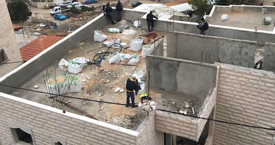 Siyonist Belediye Kudüs'te Filistinlilere Ait İki Katlı Binayı Yıktı