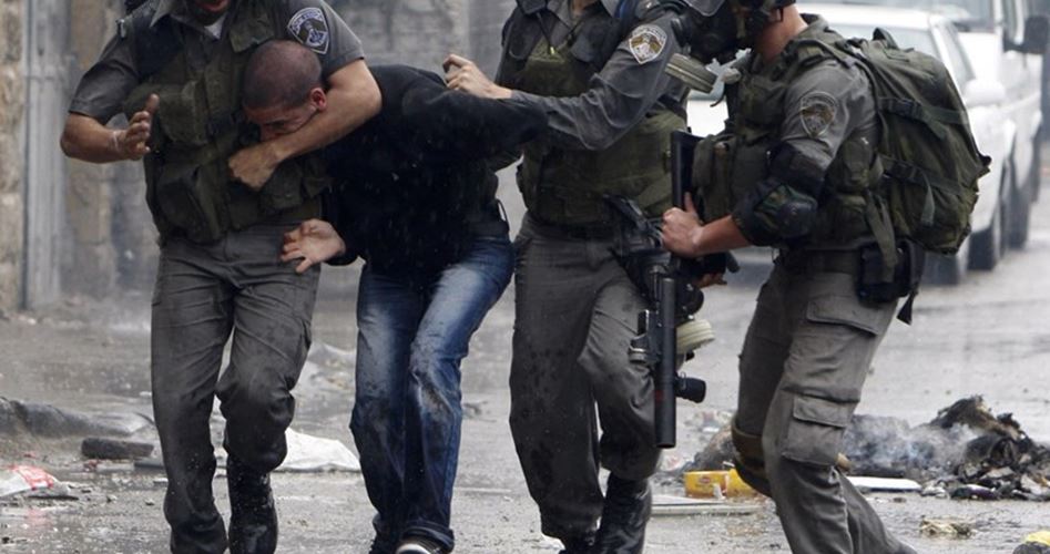 Siyonist Güçler Askeri Kontrol Noktasında Filistinli 4 Genci Tutukladı