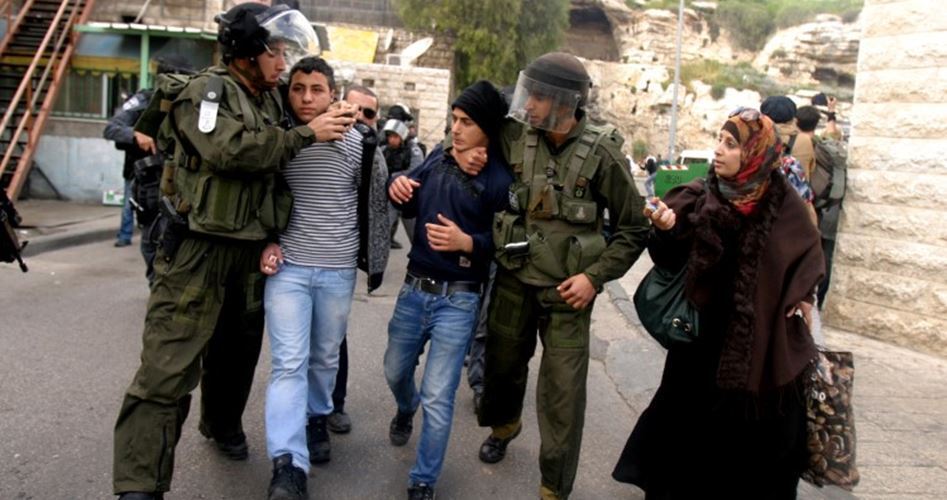 Siyonist Güçler Bir Filistinliyi Yedi Oğlu ve Bir Geliniyle Birlikte Gözaltına Aldı