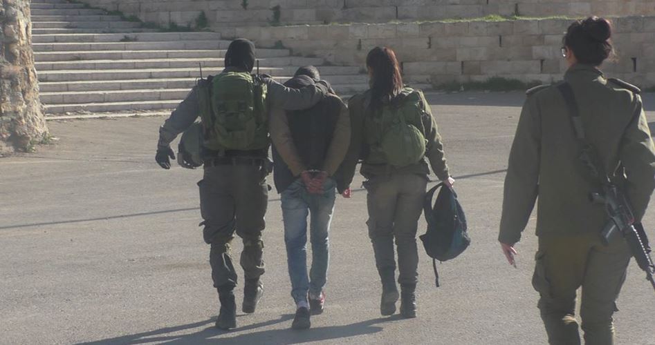 Siyonist Güçler  El-Halil'de Filistinli Lise Öğrencisini Darp Edip Gözaltına Aldı