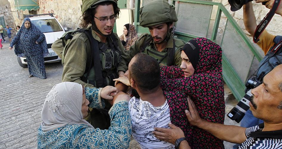 Siyonist Güçler Filistinli 8 Genci Taş Attıkları Gerekçesiyle Gözaltına Aldı