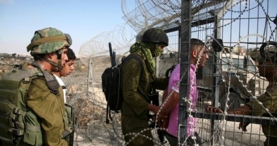 Siyonist Güçler Gazze Sınırındaki Dikenli Telleri Geçen Filistinli Genci Gözaltına Aldı