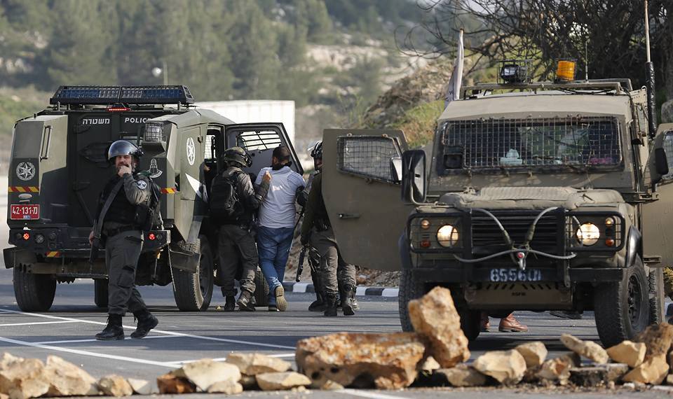 Siyonist Güçler Ofer Yakınlarında Biri Çocuk Beş Filistinliyi Gözaltına Aldı