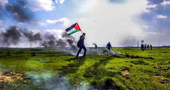 Siyonist İsrail Gazzeli göstericilere saldırdı (FOTO)  