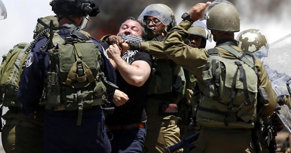 Siyonist İsrail Hukuksuz Baskınlarıyla Filistinlilerin Mahremiyetini İhlal Ediyor