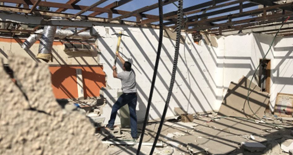 Siyonist Rejim Kudüs'te Bir Filistinliyi Evinin Çatısını Yıkmaya Zorladı