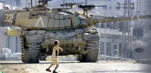 Siyonist Tanklara Meydan Okuyan Filistinli Faris'i Unutmadık