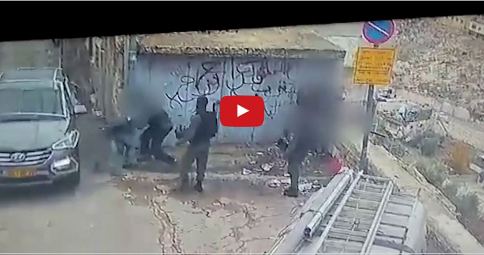 Siyonist Yerleşimciler Filistinli Gençlere Saldırdı(VİDEO)