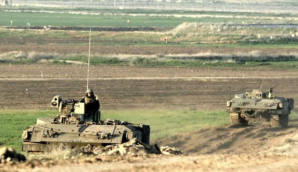 Siyonistler yine ateşkesi ihlal etti: Askerî araçlar Gazze sınırından içeri girdi