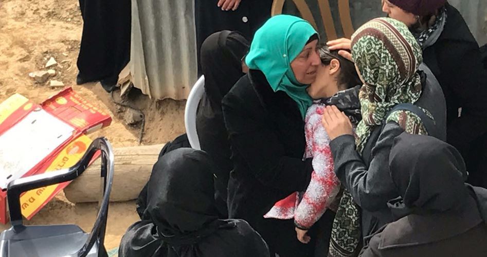 Siyonistlerce Şehit Edilen Ebu'l-Gay'an'ın Cenaze Törenine Yüzlerce Kişi Katıldı